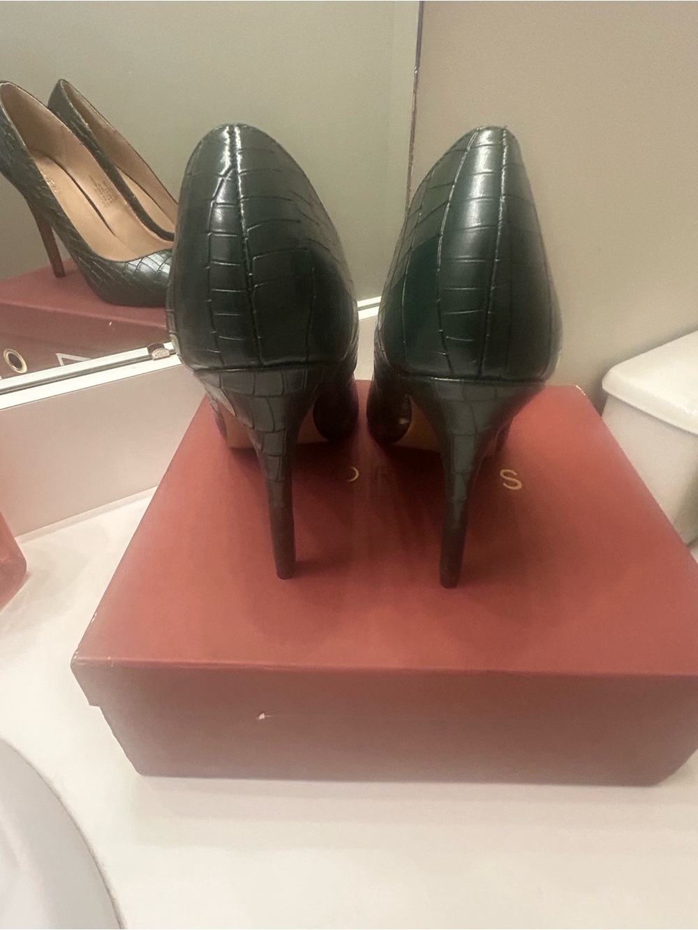 Green Croc Embossed Pointed Toe Pumps - Picture 4 of 6